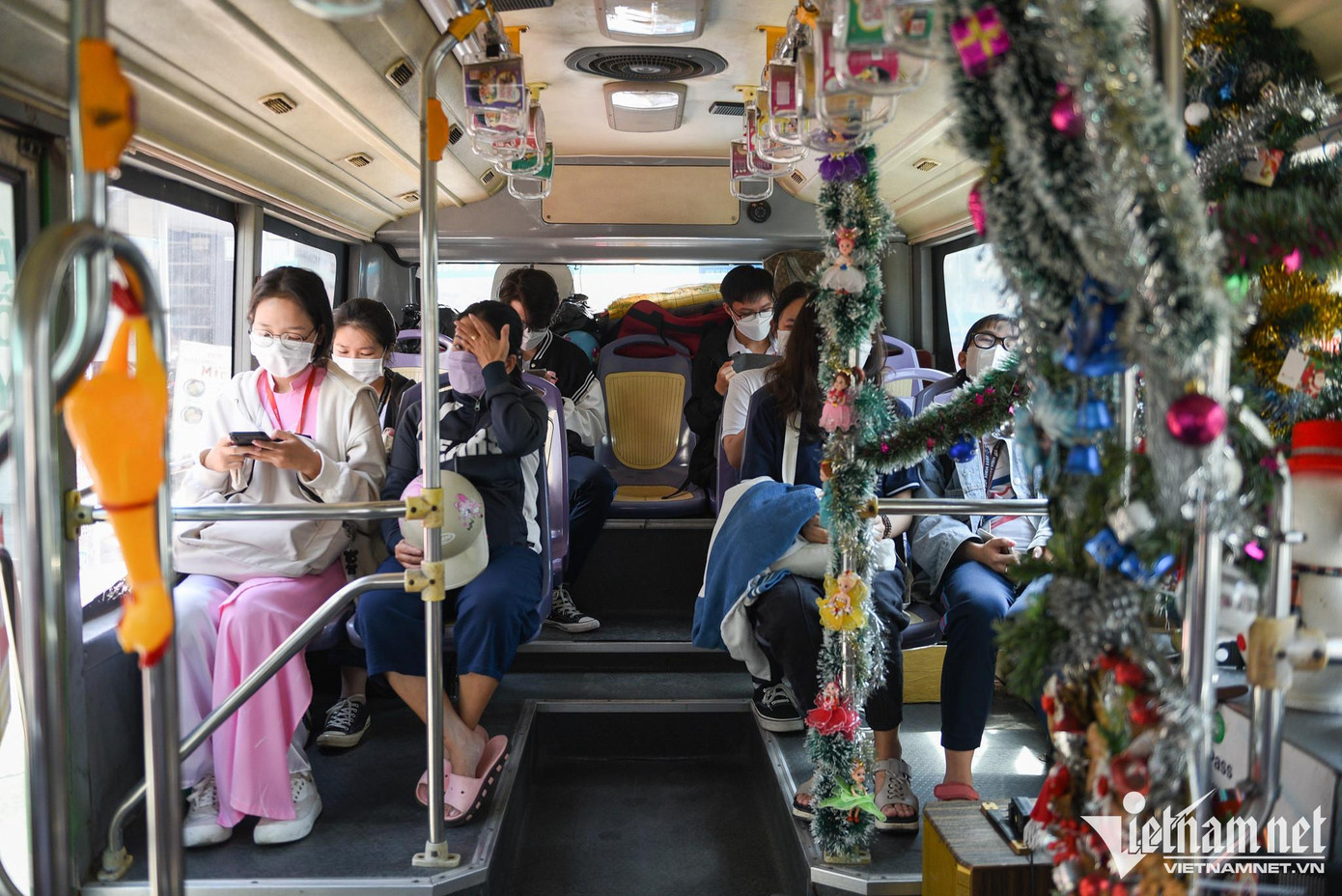 Tuyến xe buýt có lộ trình từ Bến Thành đến Cầu Long Kiểng (TP.HCM) của anh Lê Xuân Huy cùng vợ là tiếp viên Đặng Cẩm Tú gây ấn tượng đối với hành khách bởi đồ trang trí Giáng sinh rực rỡ. Ngoài tận dụng những vật dụng từ năm ngoái, gia đình nam tài xế tự chi phí thêm 3 triệu đồng để mua các dây đèn, cây thông, hình tượng ông già Noel... Tuyến xe buýt có lộ trình từ Bến Thành đến Cầu Long Kiểng (TP.HCM) của anh Lê Xuân Huy cùng vợ là tiếp viên Đặng Cẩm Tú gây ấn tượng đối với hành khách bởi đồ trang trí Giáng sinh rực rỡ. Ngoài tận dụng những vật dụng từ năm ngoái, gia đình nam tài xế tự chi phí thêm 3 triệu đồng để mua các dây đèn, cây thông, hình tượng ông già Noel...
