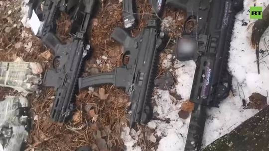 Thiết bị nổ và súng của nhóm người Ukraine. Ảnh: RT Thiết bị nổ và súng của nhóm người Ukraine. Ảnh: RT