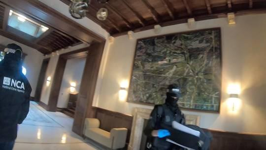 Hình ảnh các đặc vụ NCA khám xét tư dinh doanh nhân Nga.