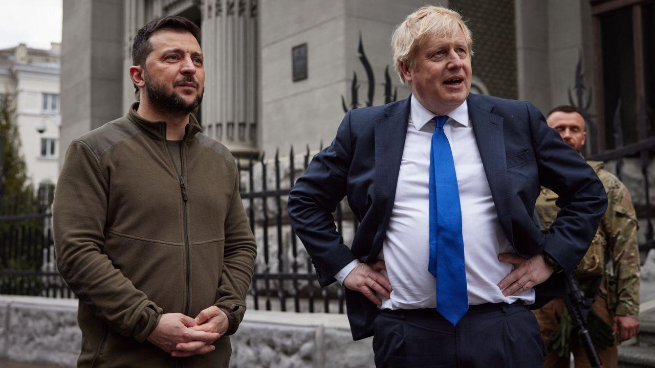 Cựu Thủ tướng Anh Boris Johnson thăm Kiev và gặp Tổng thống Ukraine Volodymyr Zelensky hồi tháng 4. Ảnh: Reuters Cựu Thủ tướng Anh Boris Johnson thăm Kiev và gặp Tổng thống Ukraine Volodymyr Zelensky hồi tháng 4. Ảnh: Reuters