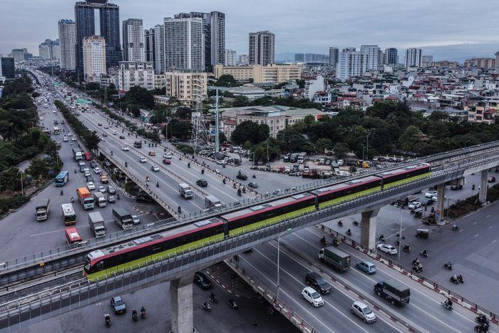Tàu đường sắt đô thị Nhổn - Ga Hà Nội vận hành thử đoạn đi qua ngã tư Phạm Văn Đồng - Mai Dịch. Đây là một trong những trục đường đông đúc nhất nhì Thủ đô