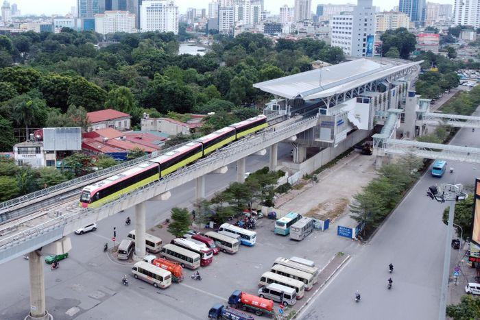 Tàu sẽ xuất phát ở metro Nhổn và đến điểm cuối của đoạn trên cao ở ga S8, đối diện Đại học Giao thông vận tải