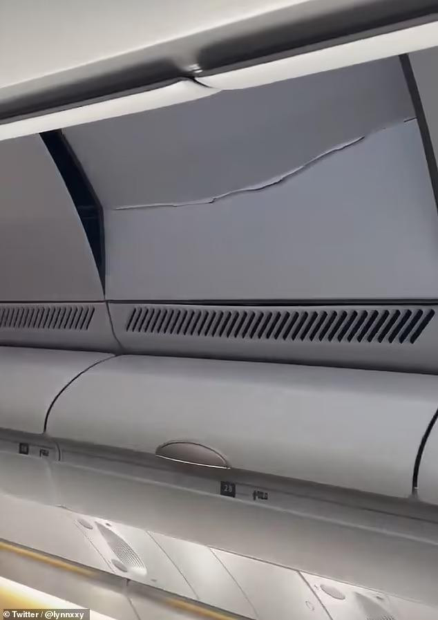 Trần máy bay bị hư hại do va đập. Ảnh: Twitter Trần máy bay bị hư hại do va đập. Ảnh: Twitter