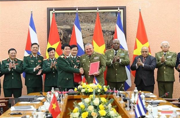 Đại tướng Lương Cường và Trung tướng Vicstor Rojo Ramos ký Biên bản ghi nhớ hợp tác giữa quân đội hai nước. (Ảnh: Trọng Đức/TTXVN) Đại tướng Lương Cường và Trung tướng Vicstor Rojo Ramos ký Biên bản ghi nhớ hợp tác giữa quân đội hai nước. (Ảnh: Trọng Đức/TTXVN)