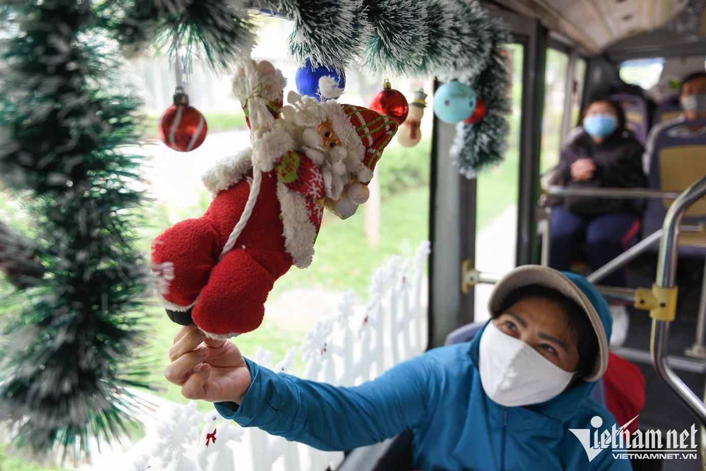 Nhiều hành khách lên xe thấy bất ngờ với những món đồ trang trí Noel trên khoang. Nhiều hành khách lên xe thấy bất ngờ với những món đồ trang trí Noel trên khoang.