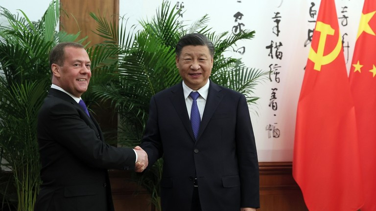 Chủ tịch Trung Quốc Tập Cận Bình tiếp Phó Chủ tịch Hội đồng An ninh Quốc gia Nga Dmitry Medvedev. Ảnh: Sputnik Chủ tịch Trung Quốc Tập Cận Bình tiếp Phó Chủ tịch Hội đồng An ninh Quốc gia Nga Dmitry Medvedev. Ảnh: Sputnik