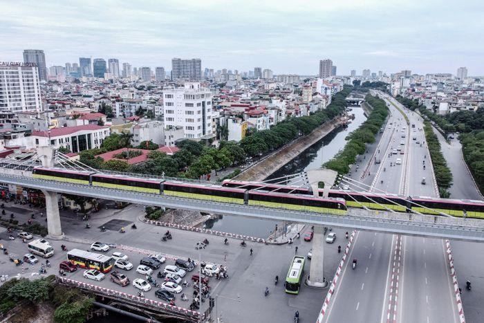 2 đoàn tàu chạy hai chiều giao nhau qua trục ngã tư Cầu Giấy