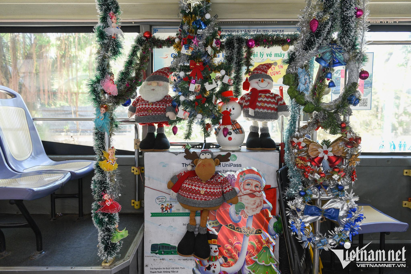 Ở cạnh vị trí lái, nam tài xế treo những chiếc mũ lưỡi trai được khách và bạn bè tặng. Anh mua thêm một rổ móc khoá hoạt hình làm quà tặng các trẻ nhỏ, học sinh, sinh viên hoặc ai thích là tặng. Các món đồ trang trí được anh Huy đặt ở vị trí có sẵn trên xe, không cản trở hành khách mà vẫn tạo không khí lễ hội. Vì lịch trình chạy xe liên tục, hai vợ chồng tận dụng 15 phút nghỉ ngơi giữa giờ để treo đồ. Ở cạnh vị trí lái, nam tài xế treo những chiếc mũ lưỡi trai được khách và bạn bè tặng. Anh mua thêm một rổ móc khoá hoạt hình làm quà tặng các trẻ nhỏ, học sinh, sinh viên hoặc ai thích là tặng. Các món đồ trang trí được anh Huy đặt ở vị trí có sẵn trên xe, không cản trở hành khách mà vẫn tạo không khí lễ hội. Vì lịch trình chạy xe liên tục, hai vợ chồng tận dụng 15 phút nghỉ ngơi giữa giờ để treo đồ.