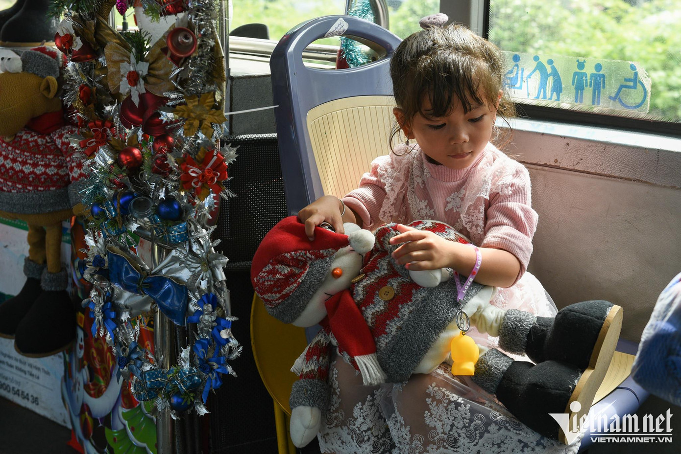 Nhìn từ ngoài, chiếc xe không có gì khác biệt, chỉ thêm điểm nhấn bởi những những mô hình và tranh dán Giáng sinh ở đầu xe. Tuy nhiên, bên trong tràn ngập không khí Giáng sinh. Nhiều em nhỏ được cho mượn gấu bông khi ngồi trên xe. Nhìn từ ngoài, chiếc xe không có gì khác biệt, chỉ thêm điểm nhấn bởi những những mô hình và tranh dán Giáng sinh ở đầu xe. Tuy nhiên, bên trong tràn ngập không khí Giáng sinh. Nhiều em nhỏ được cho mượn gấu bông khi ngồi trên xe.