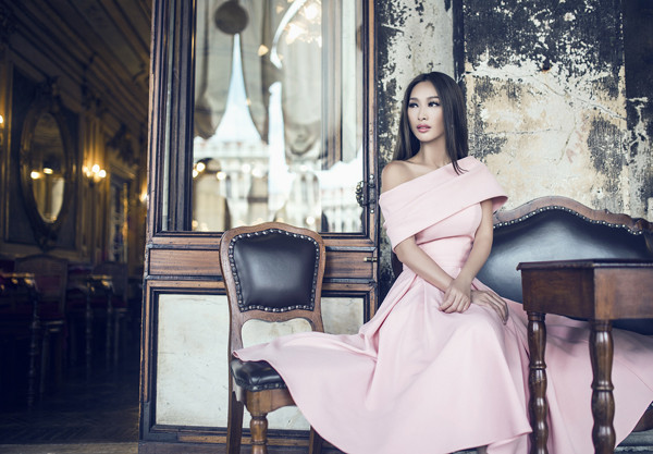 Quỳnh Thy khoe vai trần nõn nà ở Italy ảnh 9