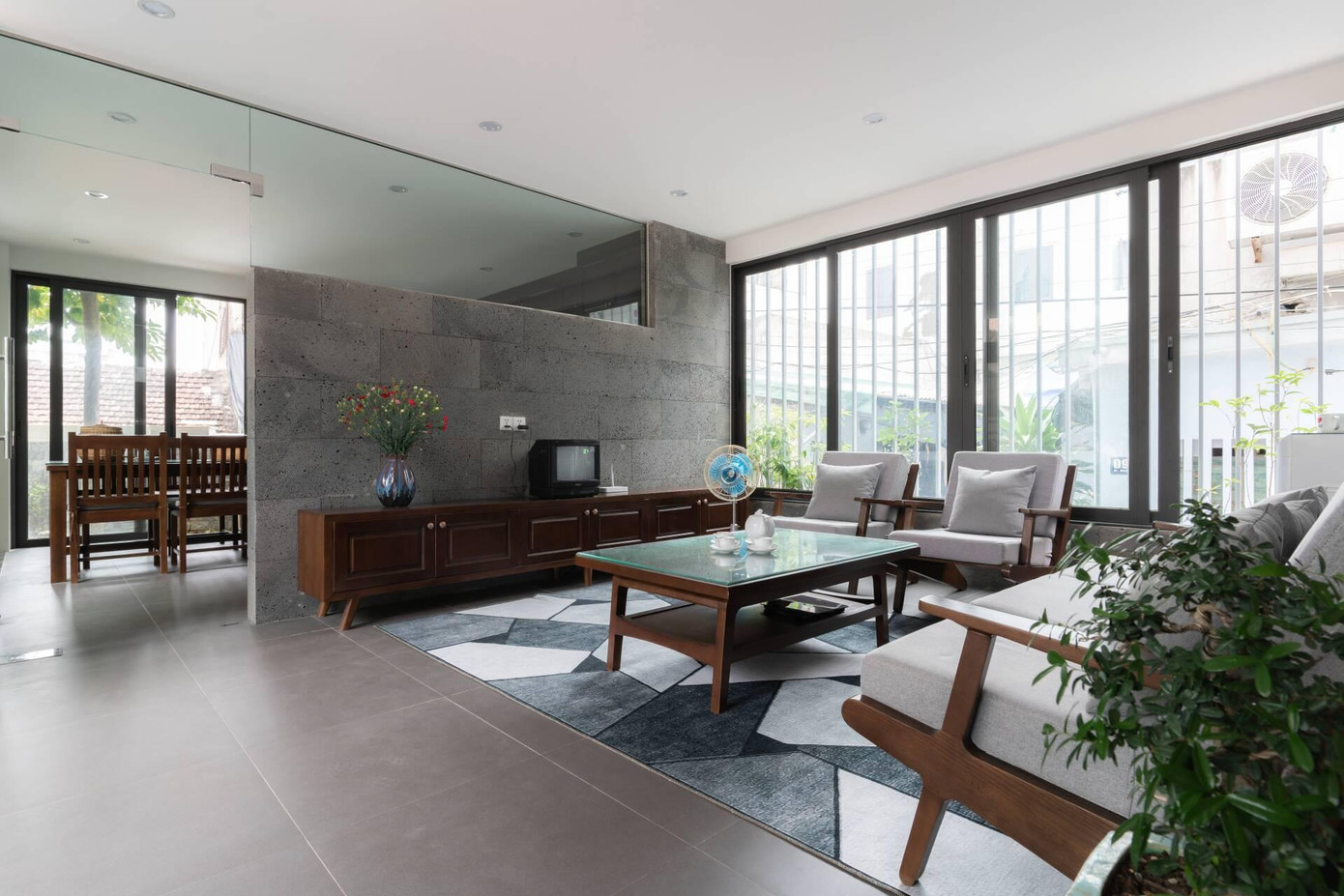 Từ khoảng sân rộng bước vào nhà là phòng khách hiện đại, sang trọng và ngập tràn ánh sáng.