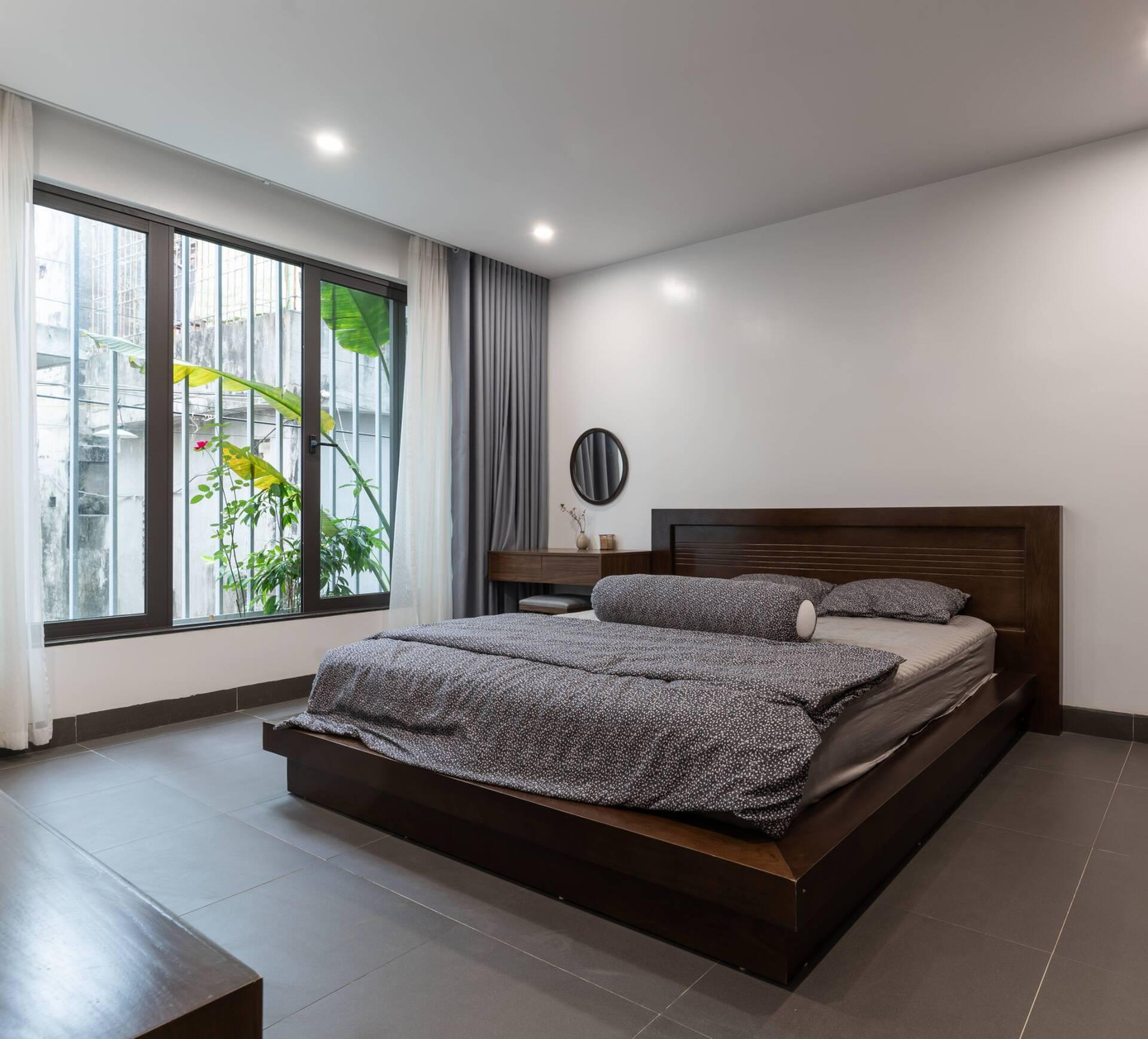Phòng ngủ thiết kế theo hướng tối giản, để gia chủ thoải mái khi nghỉ ngơi.
