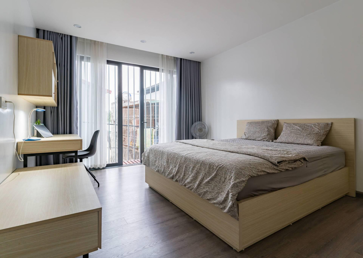 KTS cho rằng với thiết kế đơn giản, hiện đại, ngôi nhà 2 tầng tập trung mang đến không gian an trú thực sự yên bình với những điều bình dị xưa cũ cho gia chủ giữa phố thị náo nhiệt.