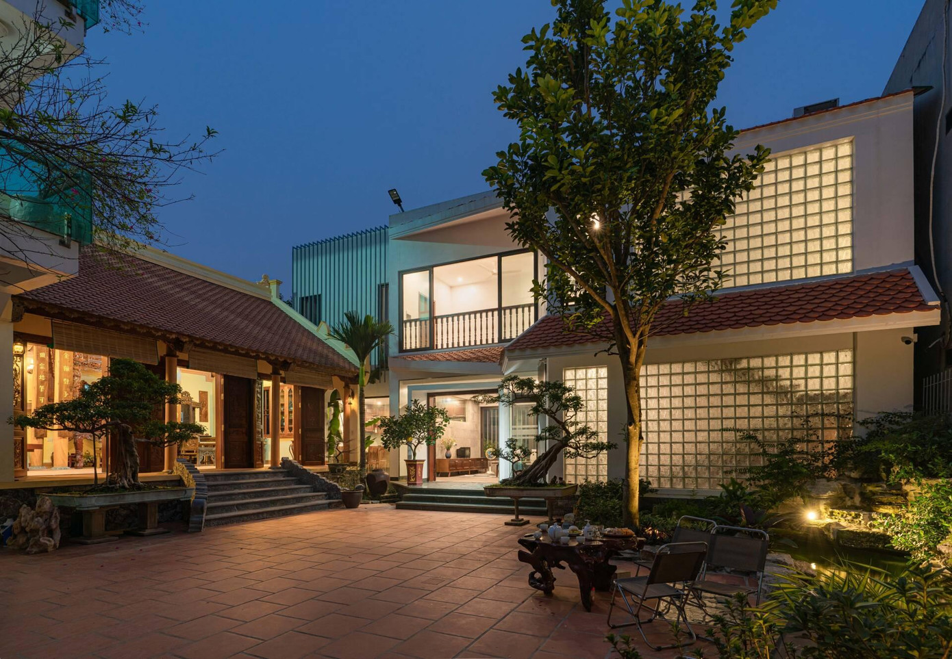 Trên khu đất rộng 105m2, một ngôi nhà 2 tầng được lên ý tưởng thiết kế và xây dựng bên cạnh nhà thờ họ. Để tạo mối liên kết giữa hai công trình, gia chủ đã nhờ kiến trúc sư (KTS) nhắc lại một chút mái ngói mũi hài đỏ ở ngôi nhà mới nhưng phần mái ngói hiên được thay đổi hình thức để loại bỏ mũi nhọn về phía nhà thờ.