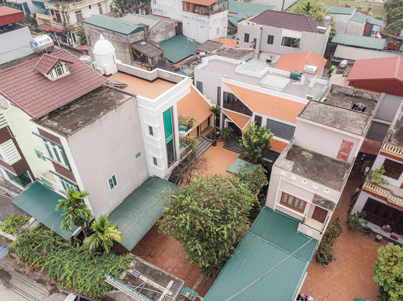 Nhìn từ trên cao xuống ngôi nhà mang dáng vẻ vừa truyền thống vừa hiện đại, khác lạ so với những ngôi nhà xung quanh. Nhiều người cho rằng việc kết hợp nhà thờ họ ngay cạnh công trình sinh hoạt, mà họ hàng, con cháu của gia chủ sẽ có dịp quây quần, sum họp mỗi dịp Tết về.