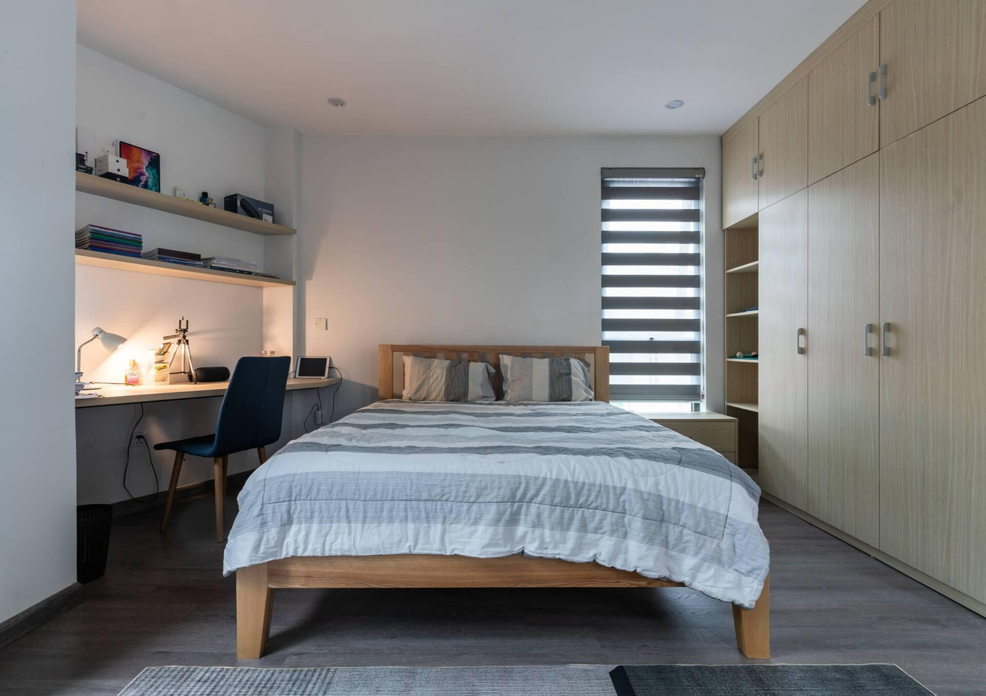 Nội thất trong phòng ngủ nhẹ nhàng, đơn giản, lấy gỗ làm vật liệu chủ đạo để đem lại cảm giác ấm cúng.