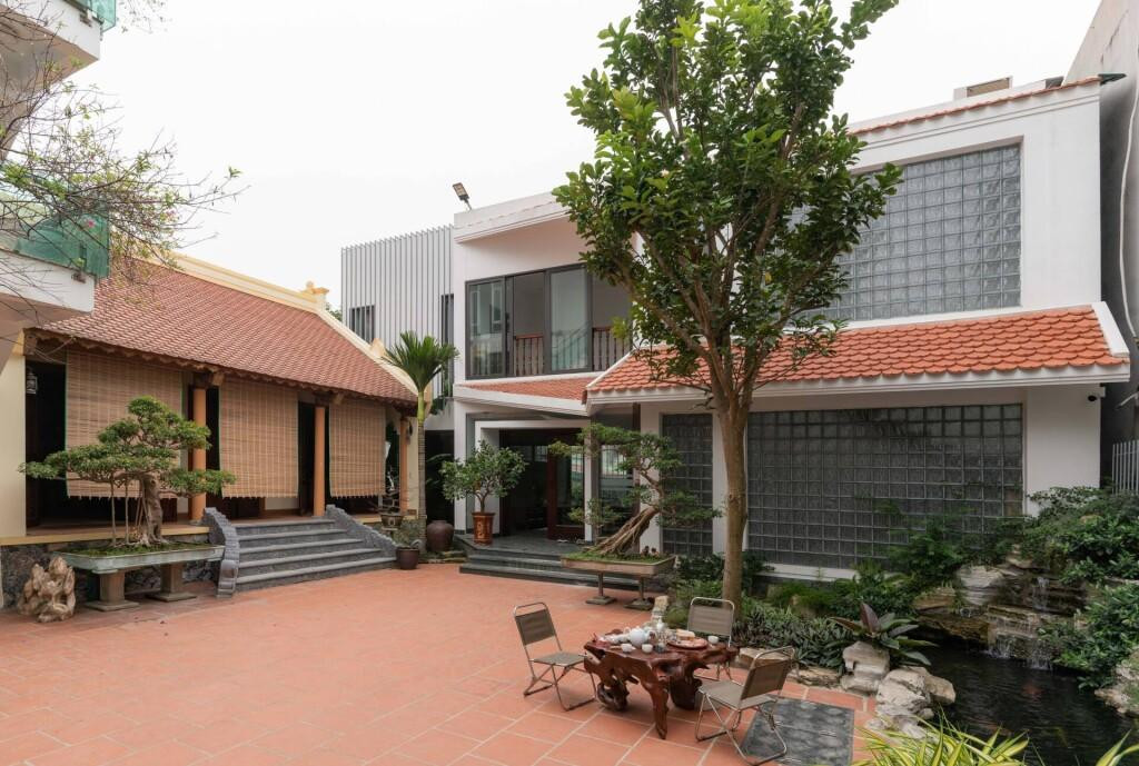 Trước nhà là khoảng sân rộng chung với nhà thờ họ, thiết kế gần gũi, gắn bó tạo cảm giác như một sân đình.