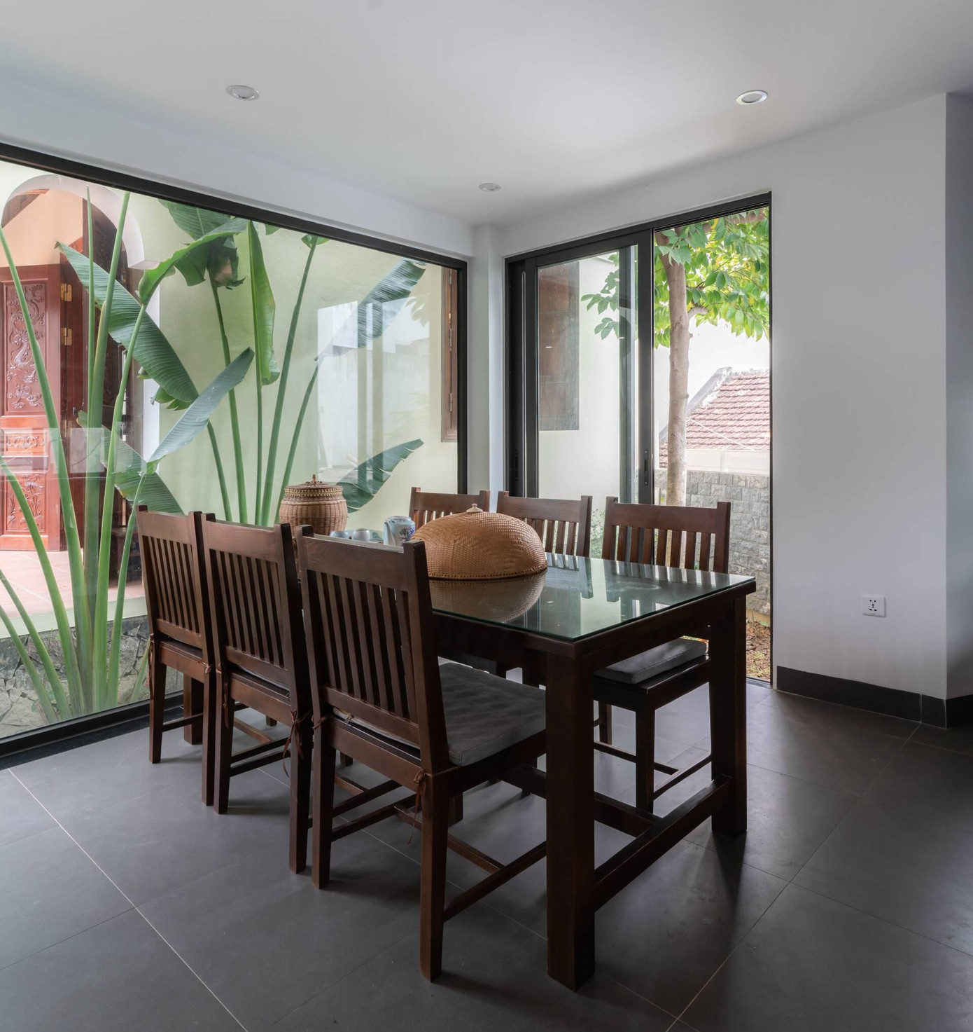 Bên cạnh phòng khách là bếp với thiết kế đơn giản nhưng đầy đủ tiện nghi. Phòng khách và bếp ngăn cách bằng hệ cửa kính vừa tạo cảm giác riêng tư mà vẫn gắn kết.