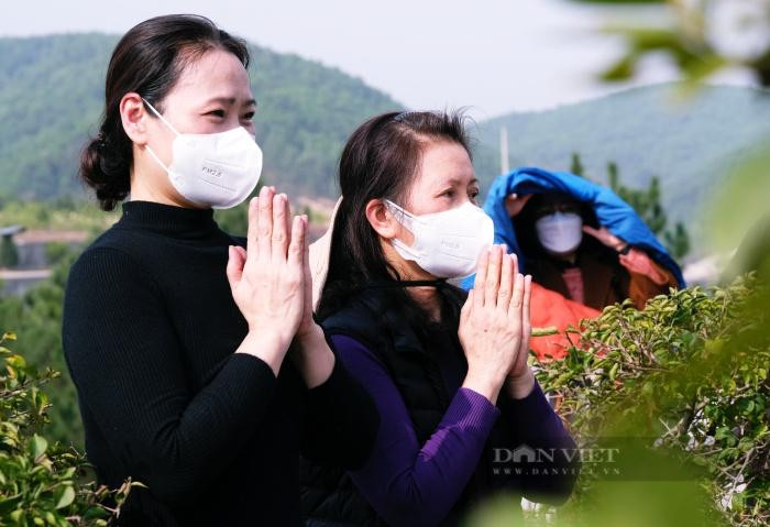 Ai nấy đều thành tâm vái vọng trước phần mộ sau chuỗi ngày dài không lên được do dịch Covid-19. Ảnh: Gia Khiêm Ai nấy đều thành tâm vái vọng trước phần mộ sau chuỗi ngày dài không lên được do dịch Covid-19. Ảnh: Gia Khiêm