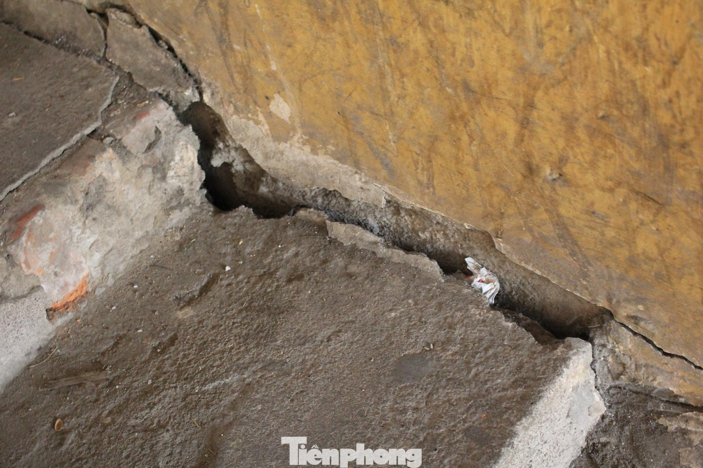 Tất cả phần chân tường ở cầu thang lên xuống trong nhà A tập thể Ngọc Khánh đều có vết nứt toác thành rãnh chạy dài và lan rộng từng ngày, lan can cầu thang hoen gỉ, gẫy mục từ lâu, có nơi cư dân phải để cánh cửa gỗ thế chỗ cho lan can để có chỗ bám víu khi lên xuống.