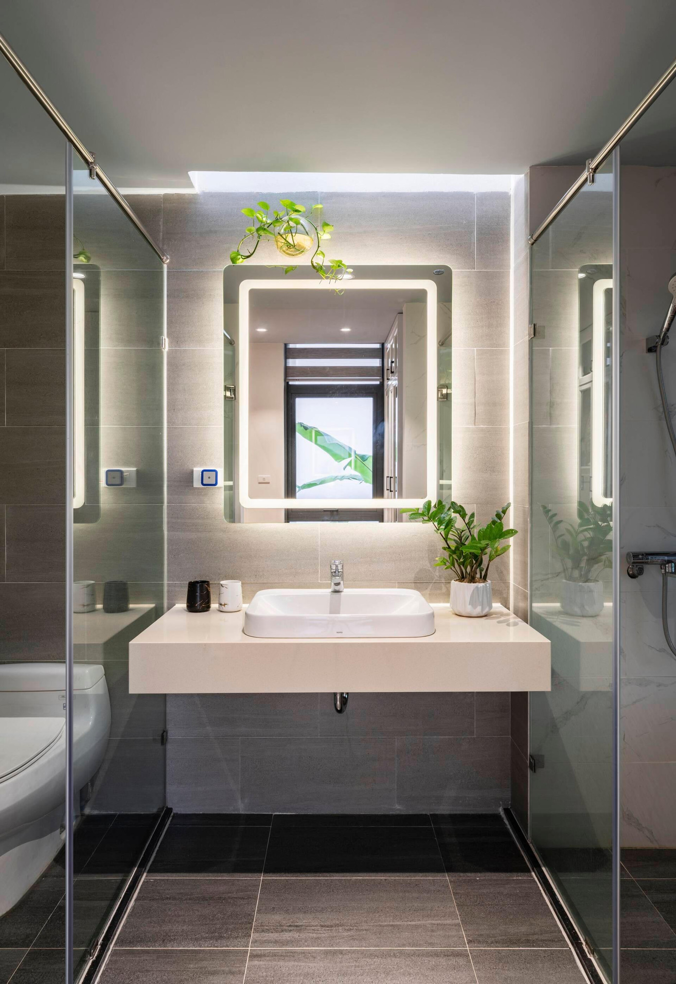 Trong phòng ngủ có nhà vệ sinh tiện nghi, phân rõ khu vệ sinh – bồn rửa – phòng tắm riêng bằng các vách kính cường lực.