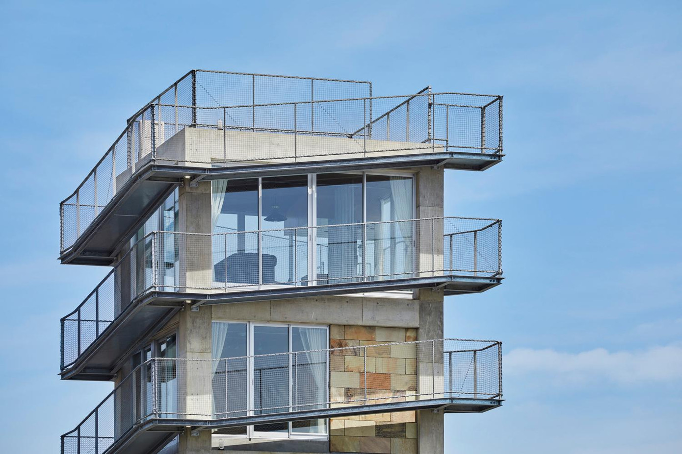 Từ ý tưởng của gia chủ, KTS đã tạo nên ngôi nhà vô cùng táo bạo với lan can lưới thép dài 1.5m và mái được bọc bằng thép mạ kẽm dốc. Độ dốc nhẹ của mái còn có chức năng làm cầu thang và tạo điểm nhấn cho công trình. Từ ý tưởng của gia chủ, KTS đã tạo nên ngôi nhà vô cùng táo bạo với lan can lưới thép dài 1.5m và mái được bọc bằng thép mạ kẽm dốc. Độ dốc nhẹ của mái còn có chức năng làm cầu thang và tạo điểm nhấn cho công trình.