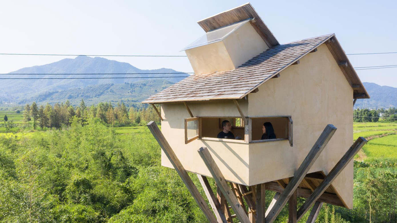 Từ ngôi nhà trên cao này, người ở có thể ẩn mình khỏi thế giới và hướng tầm mắt về phía cánh đồng lúa xa xăm hay nhìn lên bầu trời để thiền định. Từ ngôi nhà trên cao này, người ở có thể ẩn mình khỏi thế giới và hướng tầm mắt về phía cánh đồng lúa xa xăm hay nhìn lên bầu trời để thiền định.