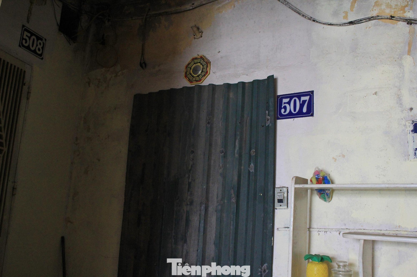 Bên cạnh những hộ dân như ông Chi, anh Văn thì một số hộ dân khác tại nhà G6A tập thể Thành Công đã di dời về khu tái định cư, do đó căn hộ của họ được bịt tôn ở cửa.