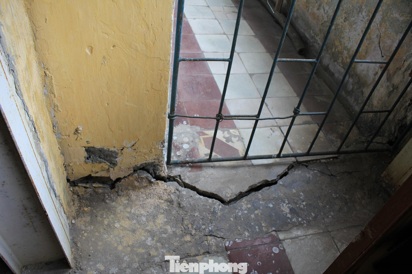 Theo ghi nhận của PV, một số khu vực tại nhà C8 tập thể Giảng Võ đã xuống cấp nghiêm trọng, nhiều nơi tường và trần nhà đã nứt toác trong khi sàn sụt lún nghiêm trọng.