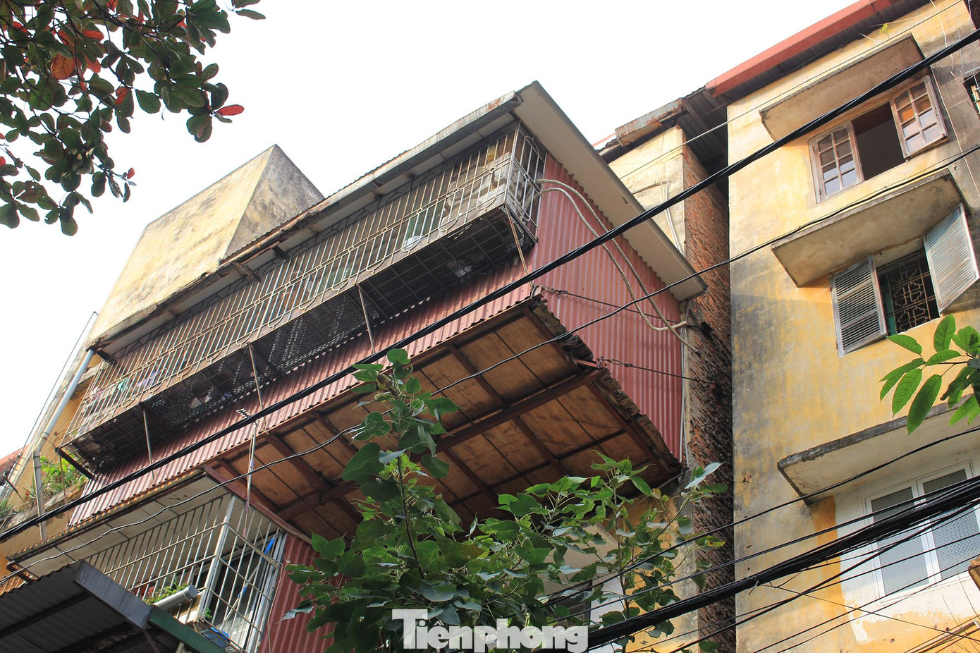 Theo đại diện UBND quận Ba Đình thì 4 khu chung cư cấp độ D thành phố yêu cầu di dời người dân đã di chuyển cách đây khá lâu. Trong đó tập thể Bộ Tư pháp chỉ còn 2 hộ chưa di dời ở đơn nguyên 1, 3; nhà 148-150 Sơn Tây còn 3 hộ chưa đồng ý; Nhà C8 Giảng Võ ở đơn nguyên 3 có 18 hộ chưa di dời; nhà G6A Thành Công (đơn nguyên 1, 2) còn 28 hộ. Sau khi có quyết định phê duyệt phương án hỗ trợ tái định cư, quận sẽ tiến hành triển khai ngay các biện pháp để di dời người dân.