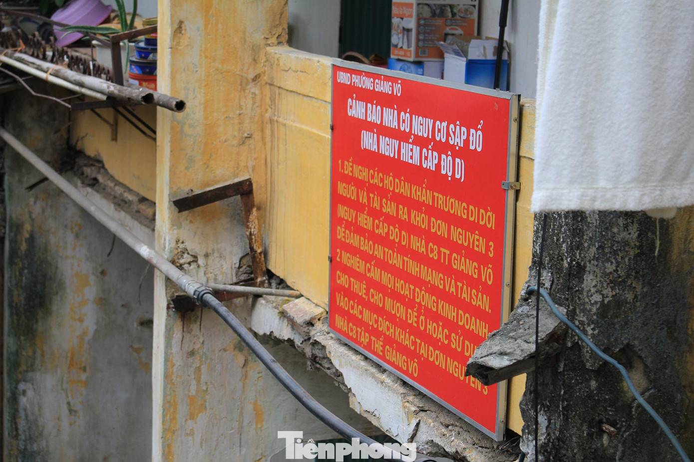 Ngay gần nhà A tập thể Ngọc Khánh, Nhà C8 tập thể Giảng Võ (đường Trần Huy Liệu, phường Giảng Võ, quận Ba Đình) cũng thuộc diện nguy hiểm cấp D nhưng hiện tại vẫn còn 18 hộ dân ở đơn nguyên 3 chưa di dời.