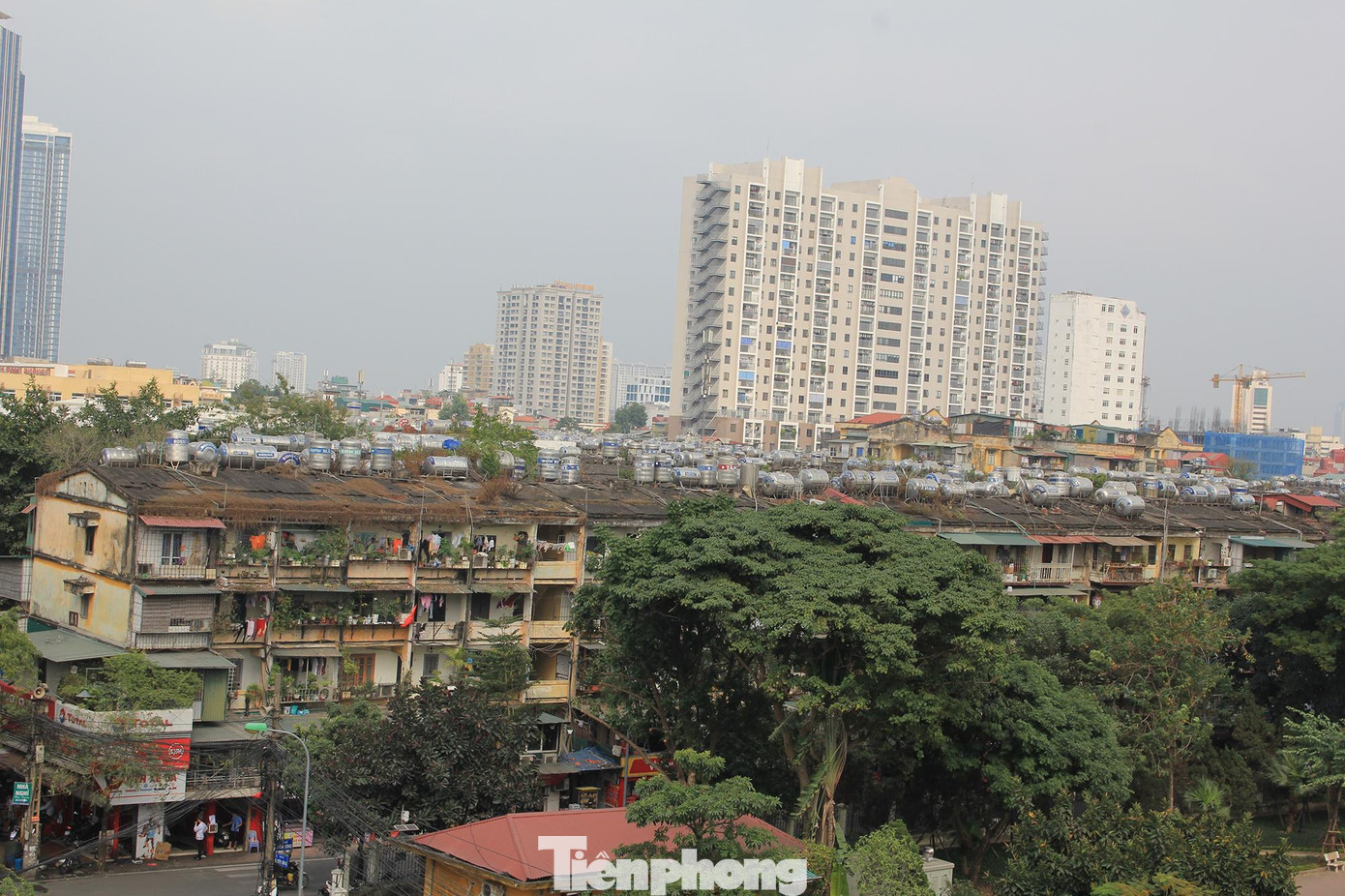 Theo Kế hoạch 335 về việc cải tạo, xây dựng lại chung cư cũ trên địa bàn Hà Nội đợt 1, thành phố sẽ triển khai cải tạo, xây dựng lại 6 khu chung cư nguy hiểm cấp D, trong đó quận Ba Đình có Khu tập thể Giảng Võ (Nhà C8 ở cấp D); Khu tập thể Thành Công (Nhà G6A ở cấp D); Khu tập thể Ngọc Khánh (Nhà A ở cấp D); Khu tập thể Bộ Tư pháp (2 đơn nguyên đầu hồi ở cấp D). Quận Đống Đa có Nhà 51 Huỳnh Thúc Kháng.