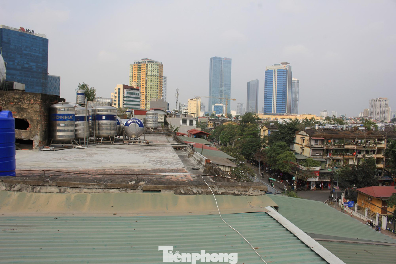 Do đó thành phố yêu cầu UBND quận Ba Đình, UBND quận Đống Đa có trách nhiệm di dời dân khỏi các tòa nhà này trong quý I/2022.