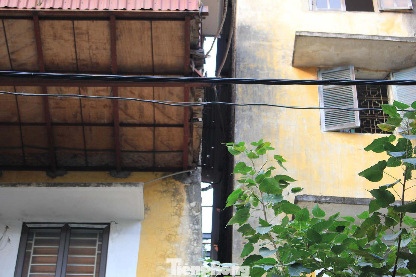 Anh D, một hộ dân sinh sống tại tập thể Bộ Tư Pháp cho biết: “Hai đơn nguyên đầu hồi do tường sụt lún, hai bên lại không có công trình che chắn nên các hộ dân sợ nguy hiểm đã đồng ý di dời. Chúng tôi sống ở đơn nguyên giữa nên cảm thấy nguy hiểm ít hơn và cũng chưa bố trí được cuộc sống, do đó chúng tôi chưa đi”.