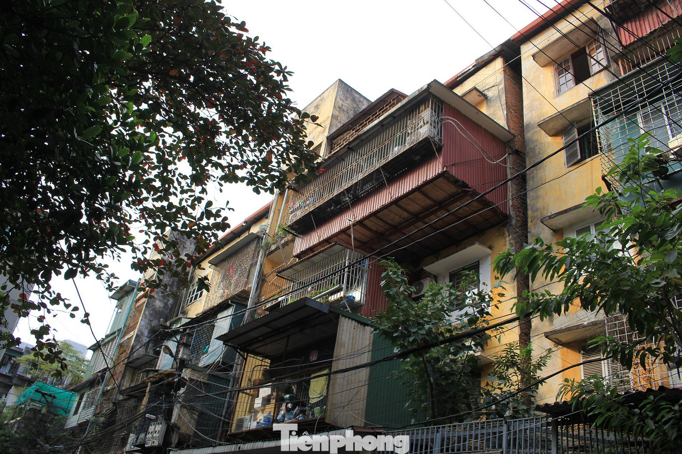 Còn tại hai đơn nguyên đầu hồi của tập thể Bộ Tư Pháp (Ngõ 35 Kim Mã Thượng, phường Cống Vị, quận Ba Đình) được biết đến nay còn 2/42 hộ dân chưa di dời.