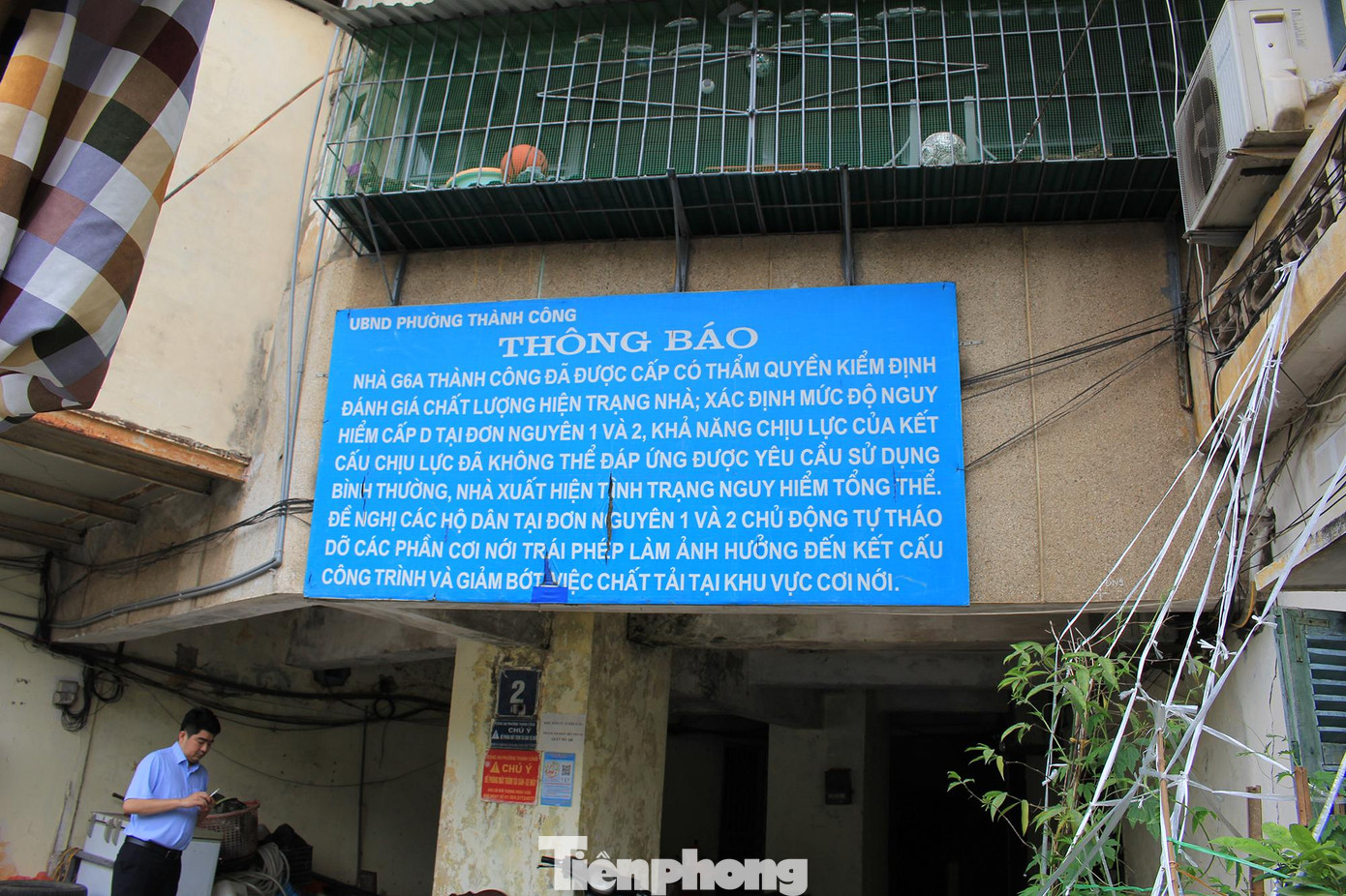 Được biết nhà G6A được đưa vào sử dụng từ năm 1987 gồm 5 tầng với 3 đơn nguyên. Trong đó, hai đơn nguyên 1 và 2 có mức độ nguy hiểm cấp D, đơn nguyên 3 mức độ nguy hiểm cấp C. Năm 2017, UBND phường Thành Công đã gắn biển thông báo yêu cầu các hộ dân ở hai đơn nguyên trên không cơi nới trái phép và chủ động tháo dỡ để tòa nhà bảo đảm khả năng chịu lực.