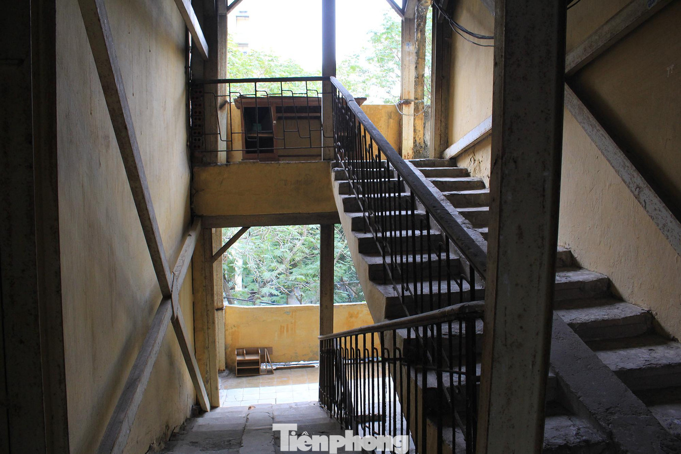 Nhận thấy tình trạng nguy hiểm của tòa C8 tập thể Giảng Võ nên nhiều hộ dân đã di dời từ lâu, cửa nhà được bịt tôn kín mít và dán giấy niêm phong.