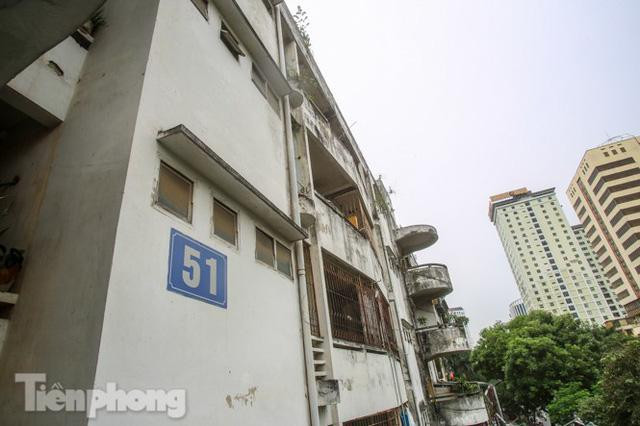 Còn đối với chung cư 51 Huỳnh Thúc Kháng (phường Láng Hạ, quận Đống Đa) gồm 2 đơn nguyên, đại diện UBND phường Láng Hạ cho biết đơn nguyên A còn 40 hộ dân chưa di dời, trong khi đơn nguyên B đã di dời gần hết, chỉ còn lại 3 hộ dân đã nhận nhà tạm cư, hiện đang ở lại để thuận tiện cho việc đi học của con cái.