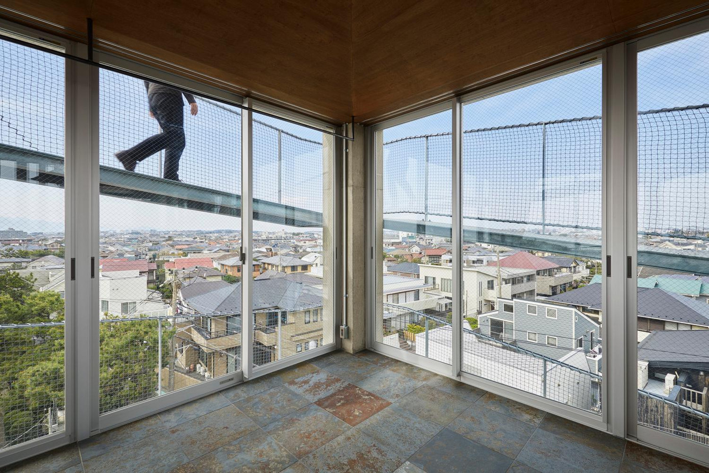 Nhờ cách bố trí này mà ngôi nhà vừa có cảm giác mạo hiểm vừa tạo được điểm nhấn riêng trong kiến trúc. Nhờ cách bố trí này mà ngôi nhà vừa có cảm giác mạo hiểm vừa tạo được điểm nhấn riêng trong kiến trúc.