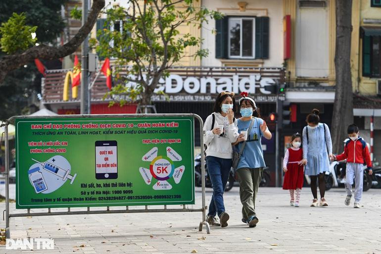 Người dân cần cảnh giác trước nguy cơ tái bùng phát dịch trên diện rộng trong điều kiện thời tiết cuối năm và biến thể Omicron (Ảnh: Mạnh Quân). Người dân cần cảnh giác trước nguy cơ tái bùng phát dịch trên diện rộng trong điều kiện thời tiết cuối năm và biến thể Omicron (Ảnh: Mạnh Quân).