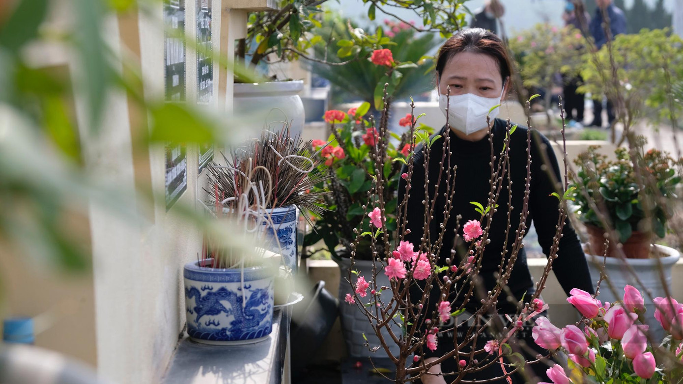 Con cháu lau dọn lại phần mộ tổ tiên. Ảnh: Gia Khiêm Con cháu lau dọn lại phần mộ tổ tiên. Ảnh: Gia Khiêm