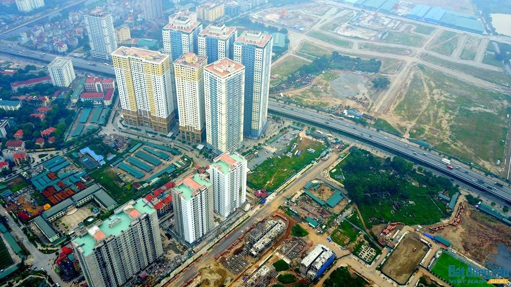 Các chuyên gia nhận định rằng mặc dù mức độ quan tâm BĐS tháng 12/2021 giảm bất ngờ cùng với việc chỉ thị 01 của Thống đốc NHNN khiến nhiều nhà đầu tư e dè hơn khi tham gia thị trường nhưng “cơn sốt" BĐS chưa thể “hạ nhiệt” ngay được. Các chuyên gia nhận định rằng mặc dù mức độ quan tâm BĐS tháng 12/2021 giảm bất ngờ cùng với việc chỉ thị 01 của Thống đốc NHNN khiến nhiều nhà đầu tư e dè hơn khi tham gia thị trường nhưng “cơn sốt" BĐS chưa thể “hạ nhiệt” ngay được.