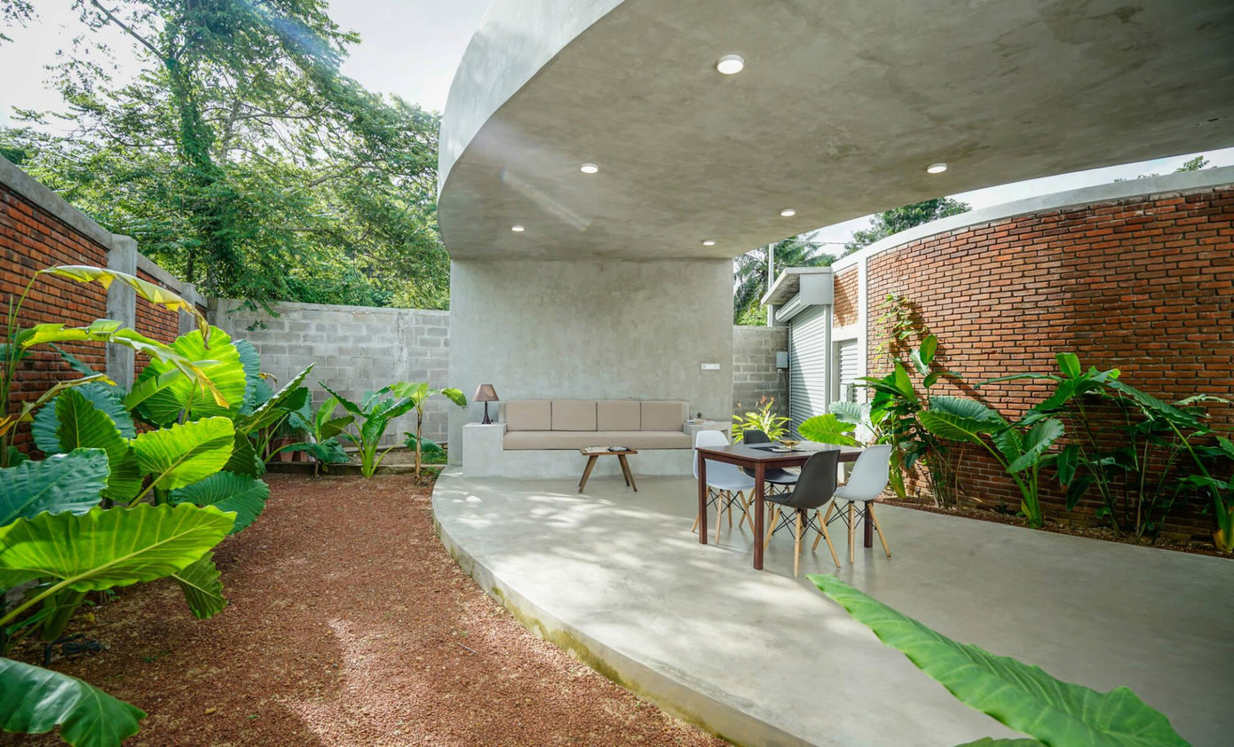 Để tạo sự khác biệt, KTS cho lược bỏ đi lớp tường bao hai bên để tạo không gian mở, mang đến cho người ở cảm giác thoải mái, dễ chịu trong quá trình sinh hoạt.