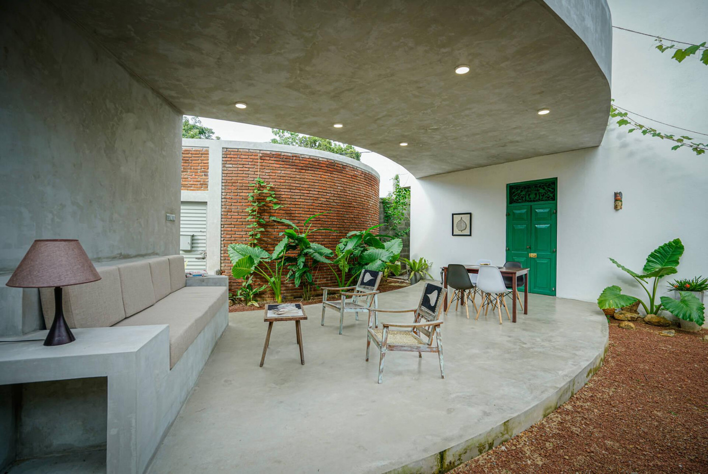 Ghế sofa tiếp khách được đặt nằm sát góc tường phía trước gần lối vào từ cửa chính tạo sự mới mẻ.