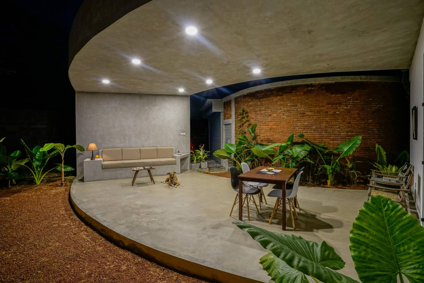 Các đèn LED được lắp đặt dọc theo trần nhà giúp cung cấp ánh sáng sinh hoạt khi trời tối, đồng thời tăng tính thẩm mĩ cho ngôi nhà.