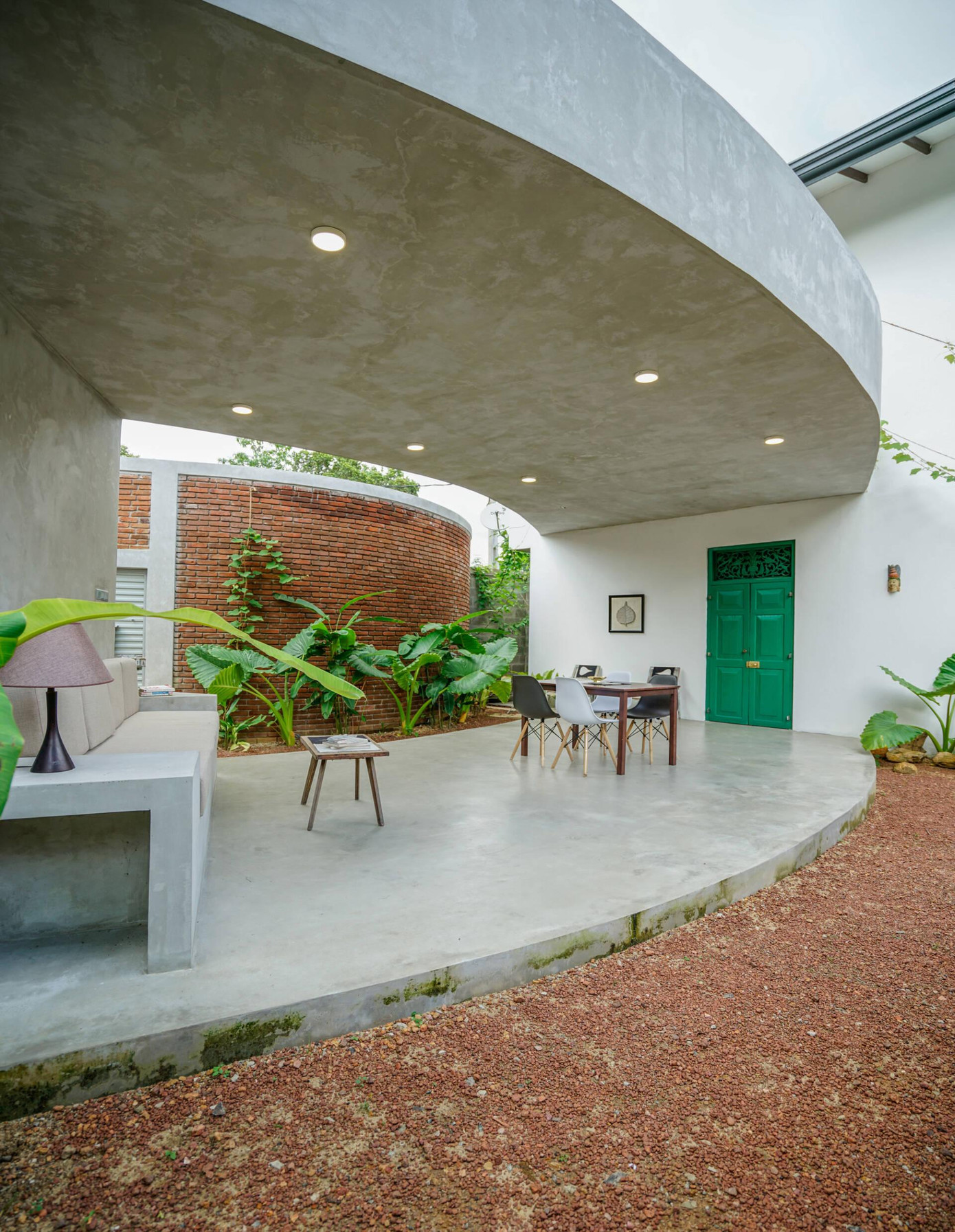 Do khu đất xây dựng không được vuông vắn nên KTS đã thiết kế không gian sinh hoạt theo hình dạng khu đất để tạo nên sự cân đối và đẹp mắt.