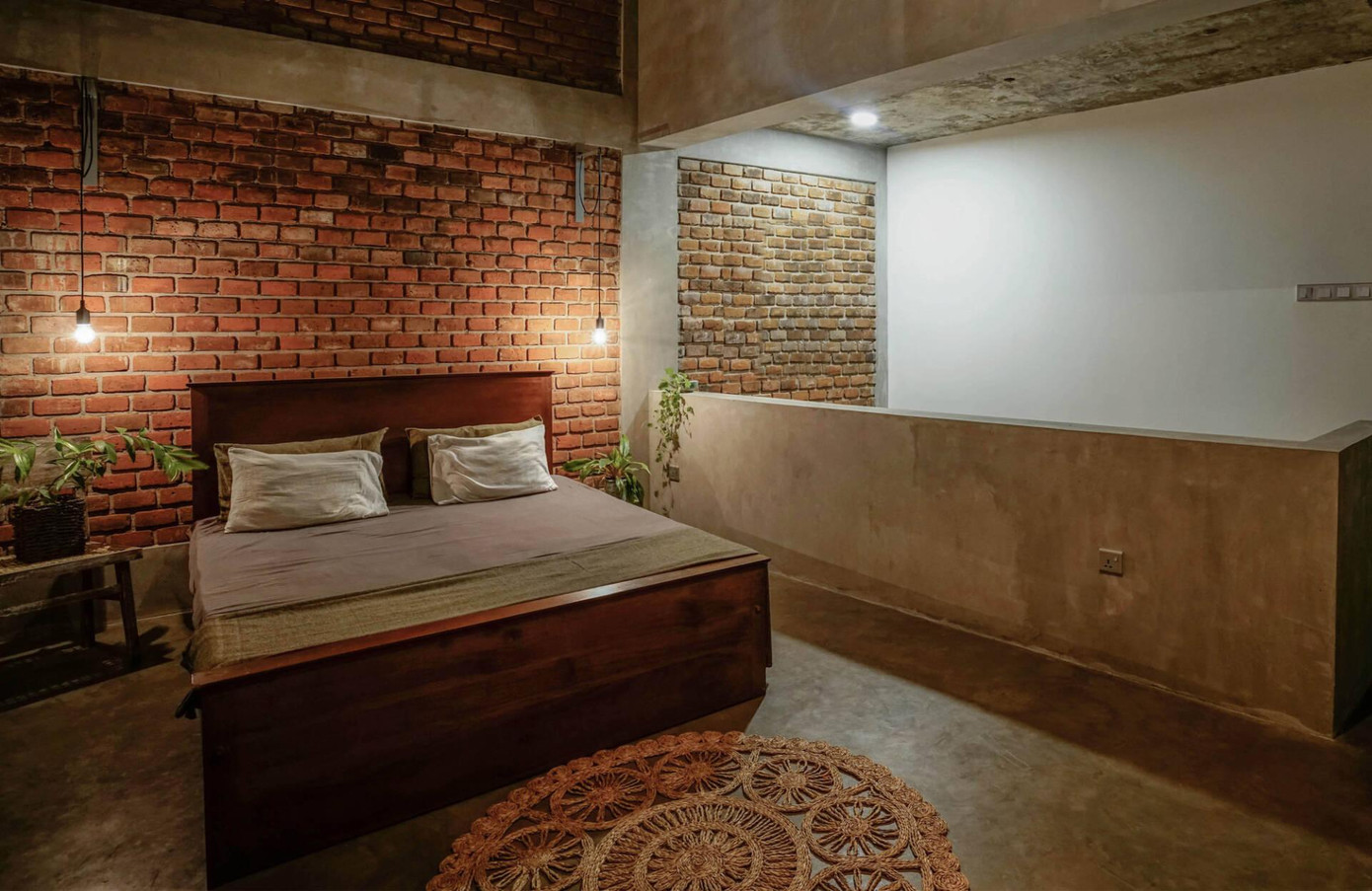 Tầng 2 là khu vực nghỉ ngơi của hai vợ chồng gia chủ. Trong đó mỗi phòng ngủ đều có cửa sổ lớn để lấy sáng và thông gió được tốt nhất.