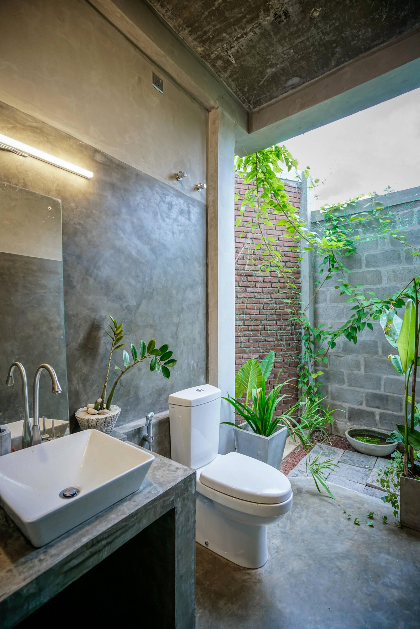 Nhà vệ sinh khép kín với đầy đủ tiện nghi ở kế bên phòng ngủ tạo sự riêng tư, thoải mái cho người ở.