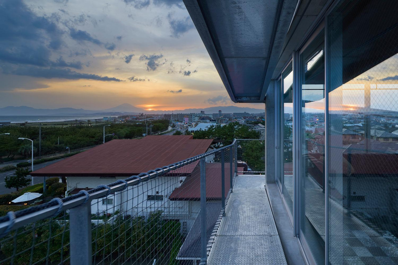 Đồng thời, mái dốc còn giúp việc bảo trì ngôi nhà dễ dàng hơn bởi trong quá trình bảo trì, nhà cao tầng có giàn giáo cao và chi phí cao, nhưng ở đây mái dốc chính là giàn giáo. Đồng thời, mái dốc còn giúp việc bảo trì ngôi nhà dễ dàng hơn bởi trong quá trình bảo trì, nhà cao tầng có giàn giáo cao và chi phí cao, nhưng ở đây mái dốc chính là giàn giáo.