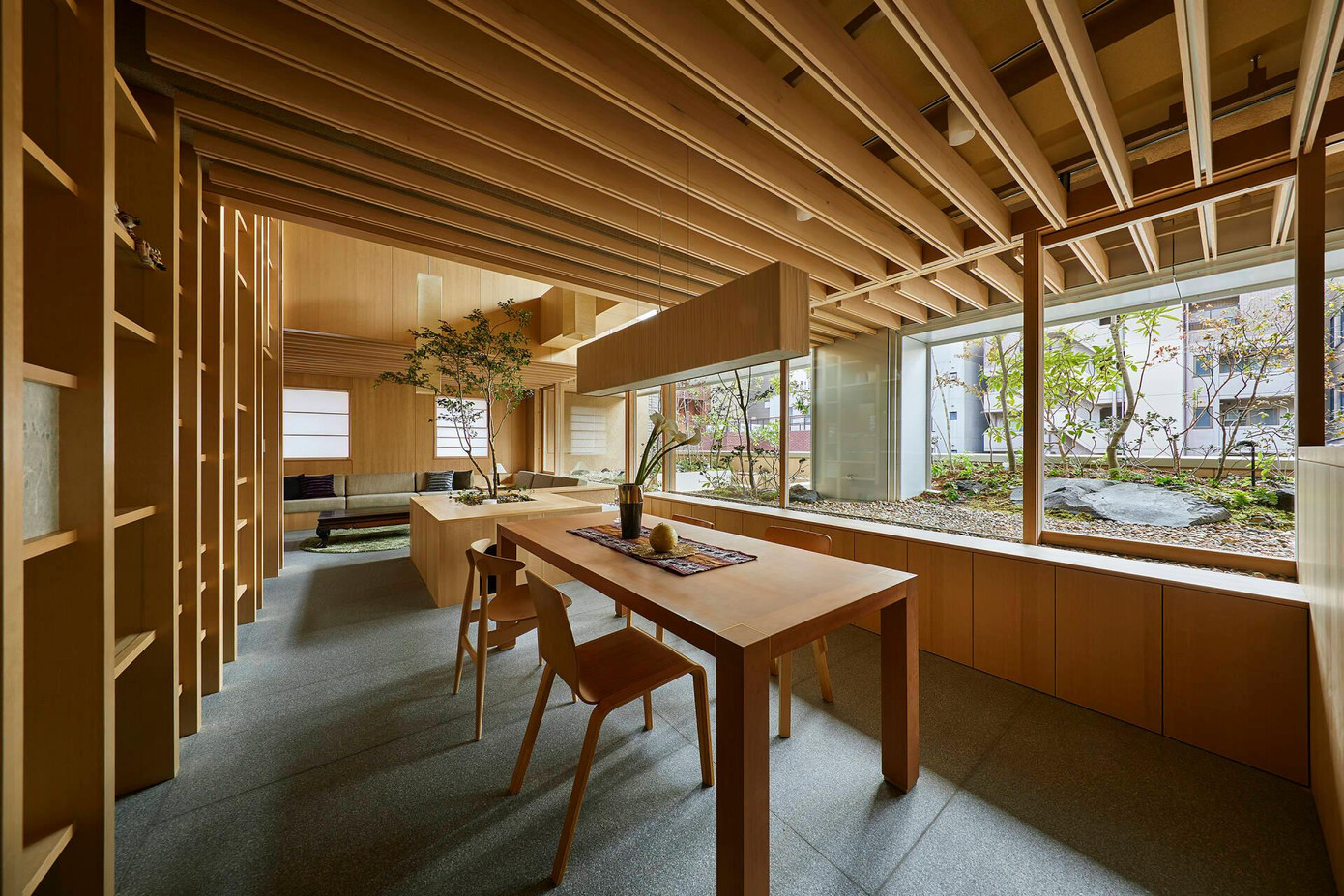 Tầng 1 là không gian của phòng khách, bếp và phòng ăn, các phòng này nằm thông suốt và nối liền với khu vực sân vườn phía trước để tạo sự kết nối với thiên nhiên.